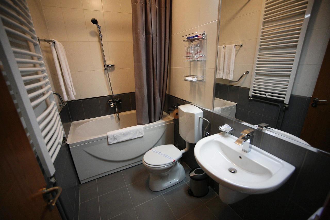 Golden Inn Hotel Majdanpek ภายนอก รูปภาพ