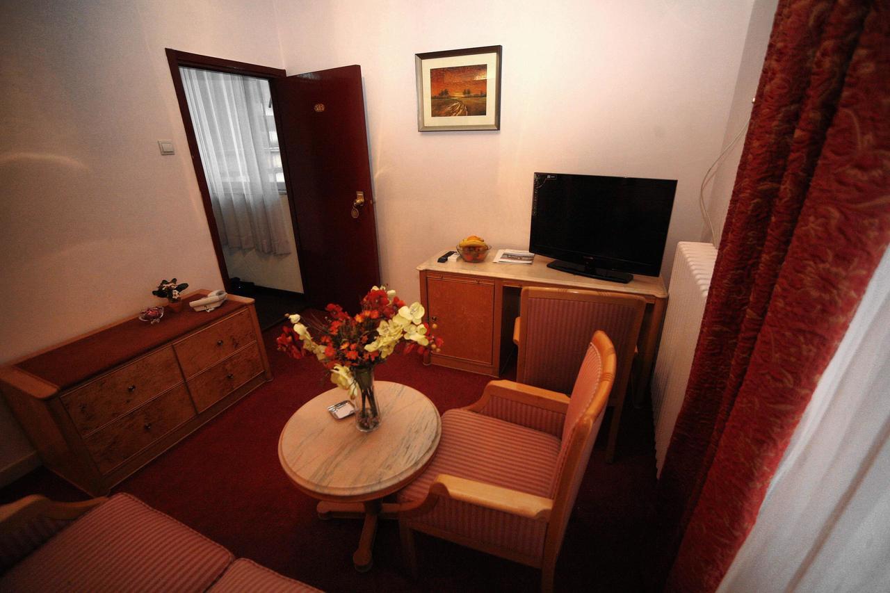 Golden Inn Hotel Majdanpek ภายนอก รูปภาพ